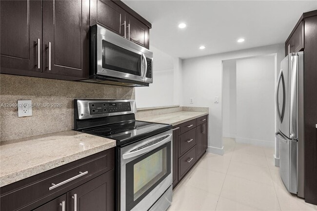 Building Photo - 2457 Collins Ave