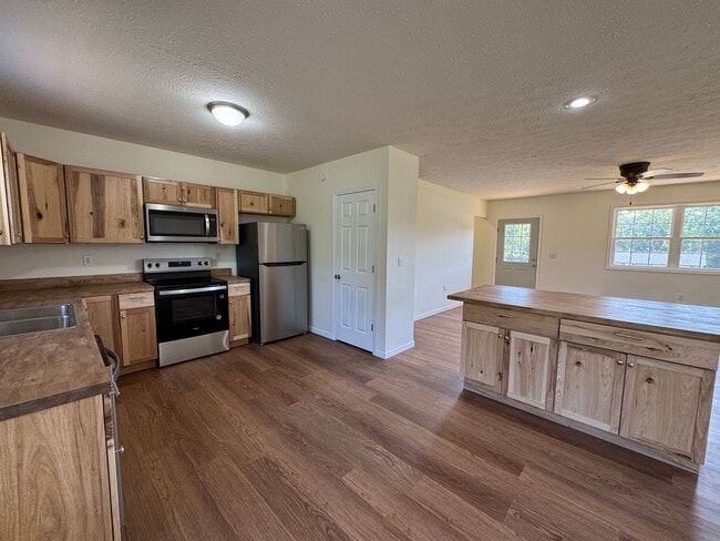 Building Photo - Gorgeous 5 Bedroom, 3 Bathroom two Level H...