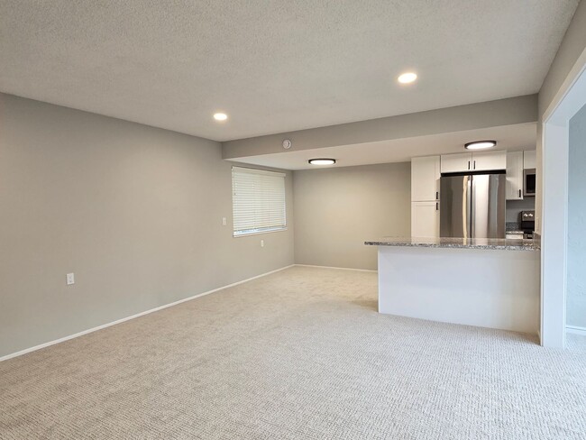 Building Photo - Spacious Top Floor Condo with Bonus Room, ...