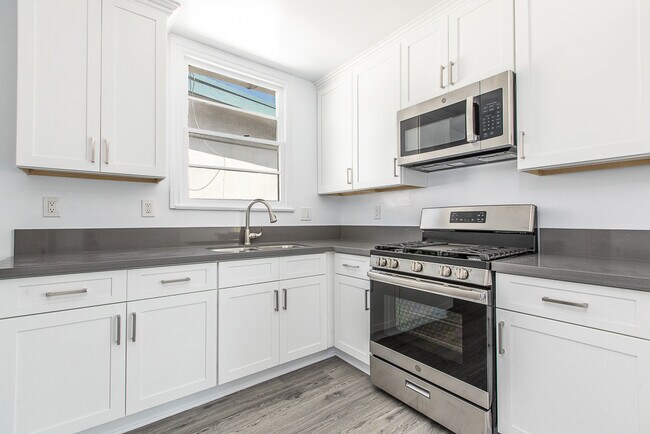 Building Photo - Newly Renovated Apartment Home In Prime Lo...