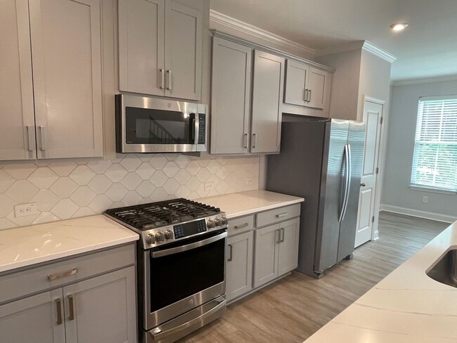 Building Photo - Amenities and Location Make this 3-Level T...