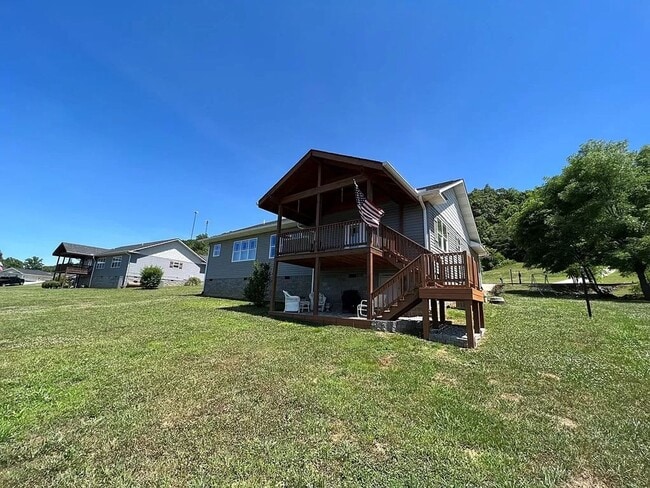 Building Photo - Stunning 3-Bedroom Home with Deck, Patio & Large Yard in Kodak, TN