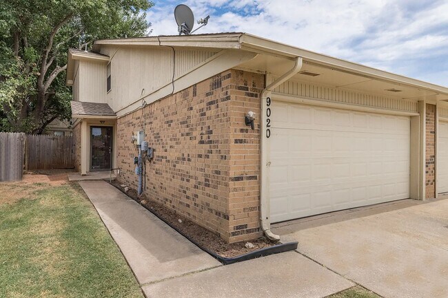 Building Photo - Beautiful 2BD/2.5 BTH Home Right off of NW Expressway and Shopping Areas