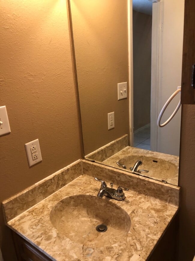 Building Photo - AVAILABLE NOW!