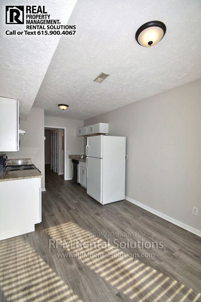 Building Photo - Wonderful 3BR/2BA duplex 1 minute from MTSU!