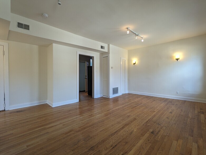 Building Photo - 4040 N Ashland Ave