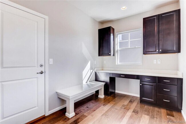 Building Photo - Elegant and spacious home with mountain vi...