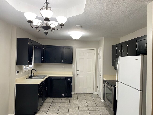 Building Photo - Beautifully Updated 3 Bed/2 Bath Home with...