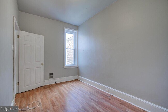 Building Photo - 2069 E Monmouth St