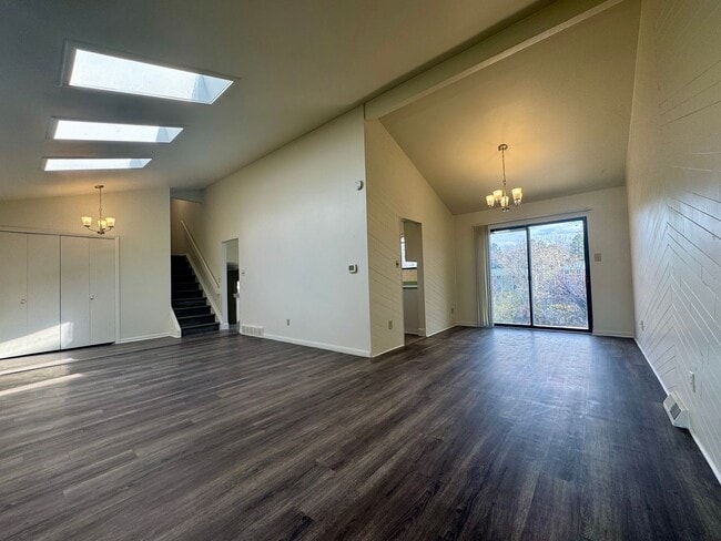 Building Photo - Beautiful 5 bedroom 2.5 bathroom home available NOW!!!