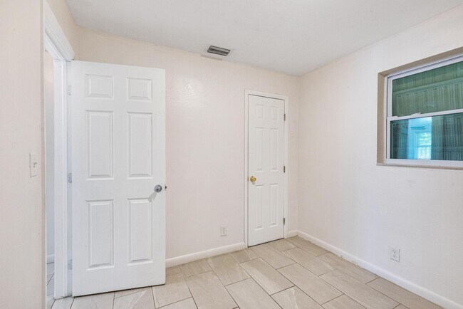 Building Photo - 6111 NW 43rd Ave