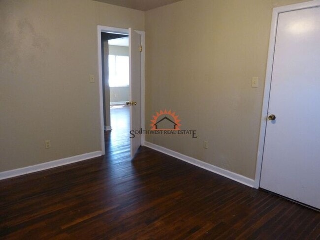 Building Photo - Super Cute 2 bedroom 1 bath home.
