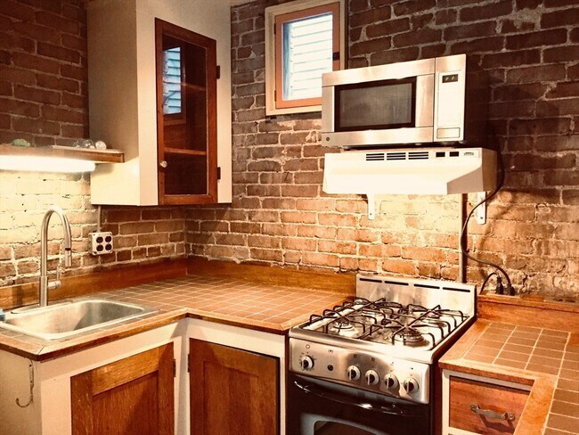 Building Photo - 20 Putnam St