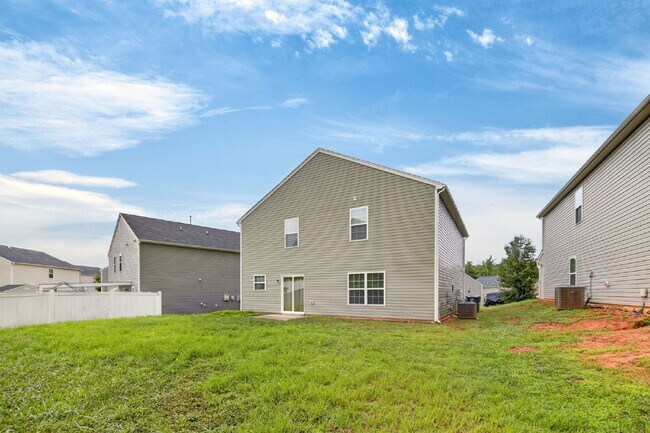 Building Photo - Experience Spacious Comfort: 3-Bedroom Home with 2.5 Baths.