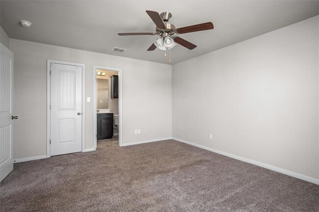 Building Photo - 215 Friendship Oak Dr