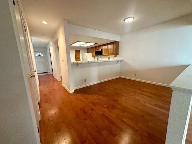 Building Photo - 2 bedroom, 2.5 bathroom townhouse with pri...