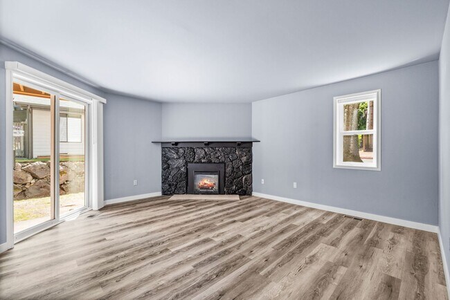 Building Photo - Large Remodeled 2bd, 1ba Condo Available i...