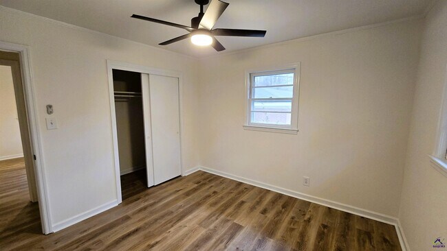 Building Photo - 4035 Meadowbrook Dr