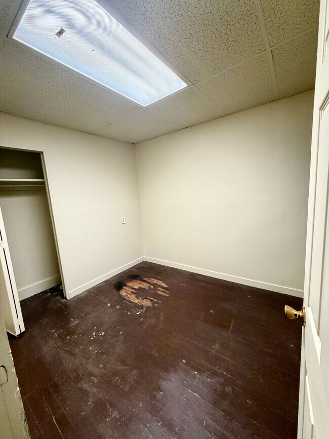 Building Photo - 631 E Madison St