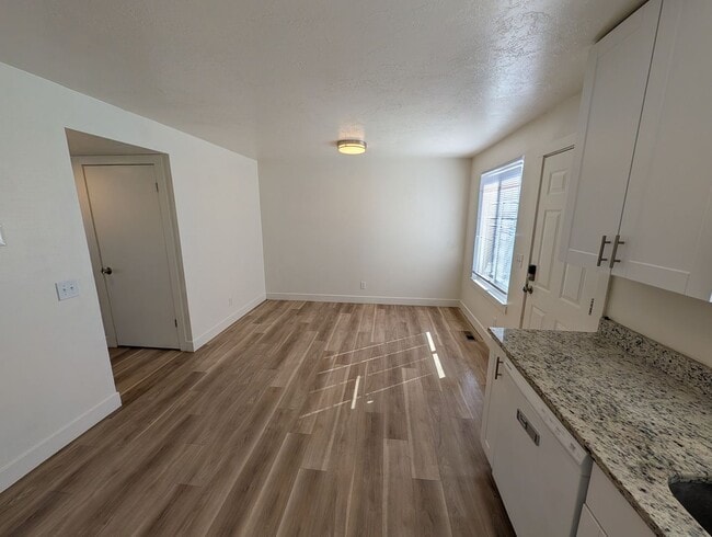 Building Photo - Twin Home with a 3-bedroom 1.5 Bath and Fenced Backyard