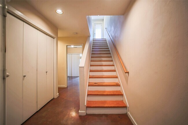 Building Photo - 6913 Yellowstone Way Dr