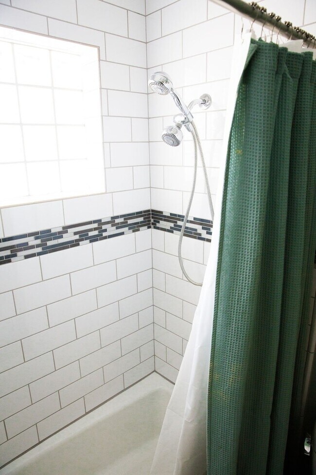 Building Photo - Gorgeous Fully Furnished 3 Bd 2 Bath Vacat...