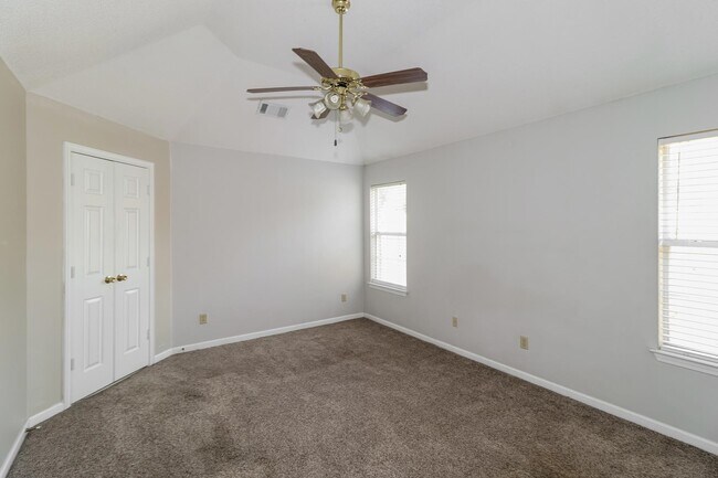 Building Photo - 1136 Breezy Valley Dr