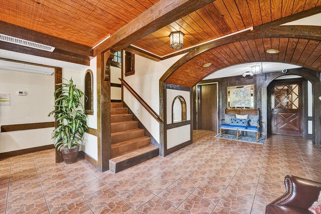 Building Photo - 3750 Inverrary Dr