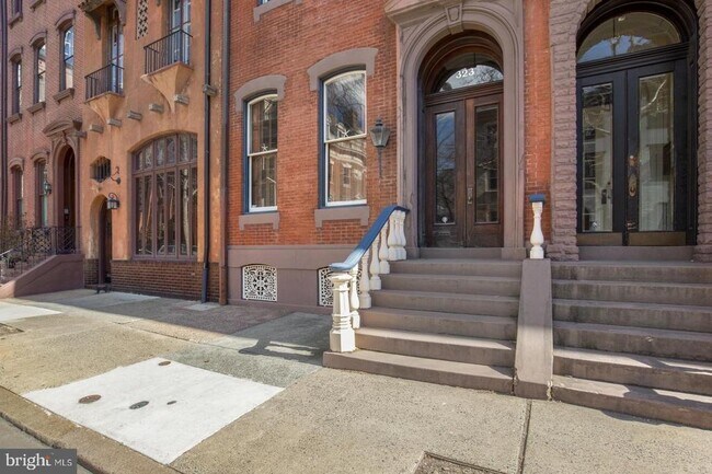 Building Photo - 323 S 17th St