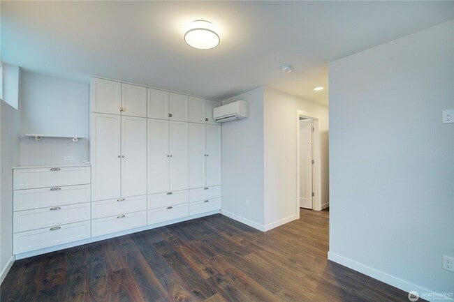 Building Photo - 2Bd/1.75Ba Seattle Townhouse
