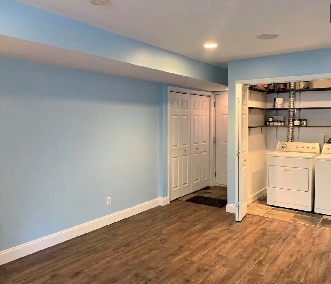 Room downstairs - 2550 Cleinview Ave