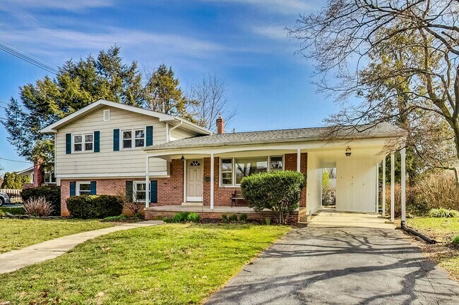 Building Photo - Fantastic in Frederick! Spacious 4 level Split -- 4 beds + 1 Full and 2 half baths