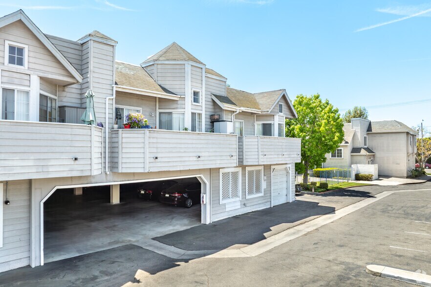 Building Photo - Orchid Gardens