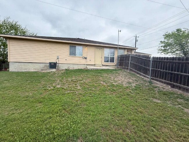 Building Photo - Spacious 3 Bedroom, 2 Bath Duplex with 1-C...