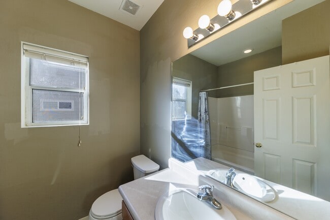 Building Photo - 19 W Soap Creek Trail