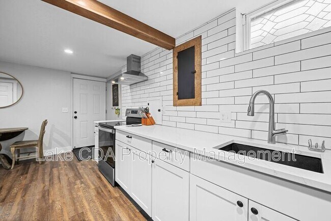 Building Photo - 3870 N Honeysuckle Dr