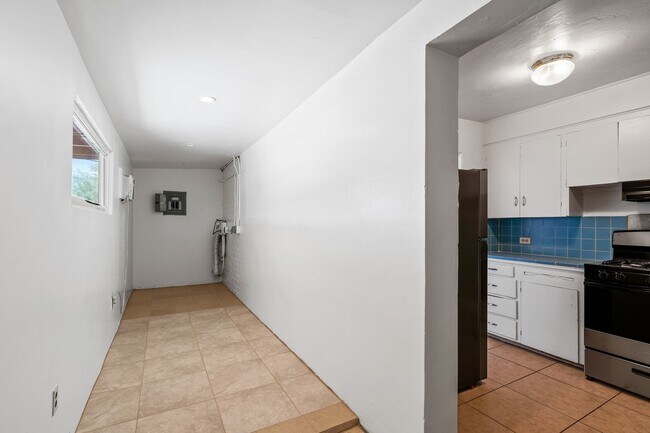 Building Photo - 2230 E Spring St