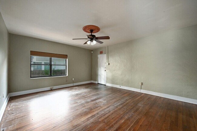 Building Photo - 2829 San Gabriel St