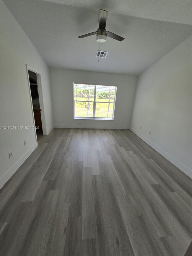 Building Photo - 331 River Bluff Ln