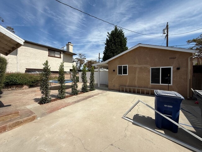 Building Photo - Charming 2-Bedroom Front House in Prime Lakewood Location