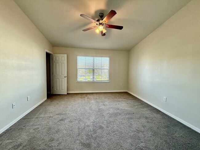 Building Photo - 3977 Plainview Dr