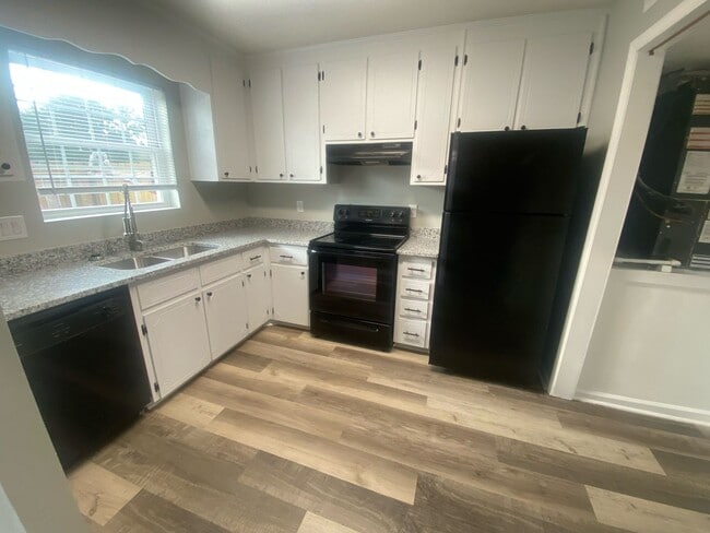 Building Photo - 940-802 Glenn Street, West Columbia, SC 29169