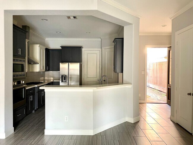 Building Photo - 1211 Marconi St