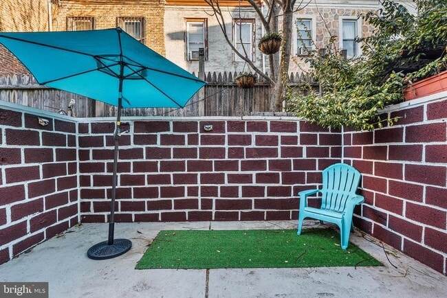 Building Photo - 811 W Schiller St