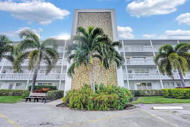 Building Photo - 1056 Cambridge C
