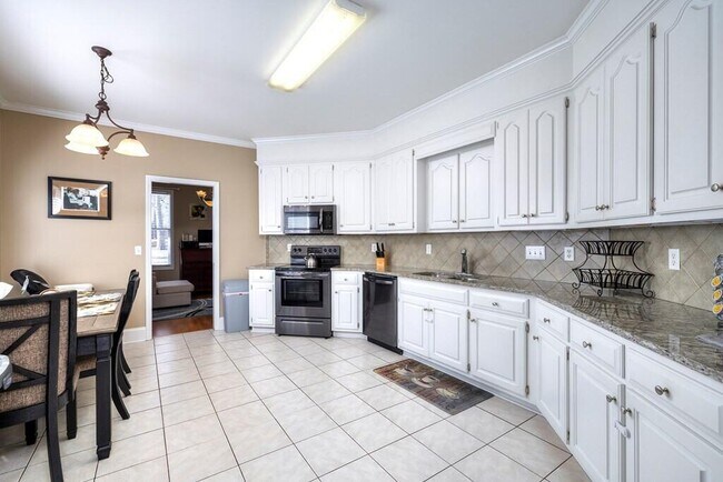 Building Photo - 3200 Mayflower Ln