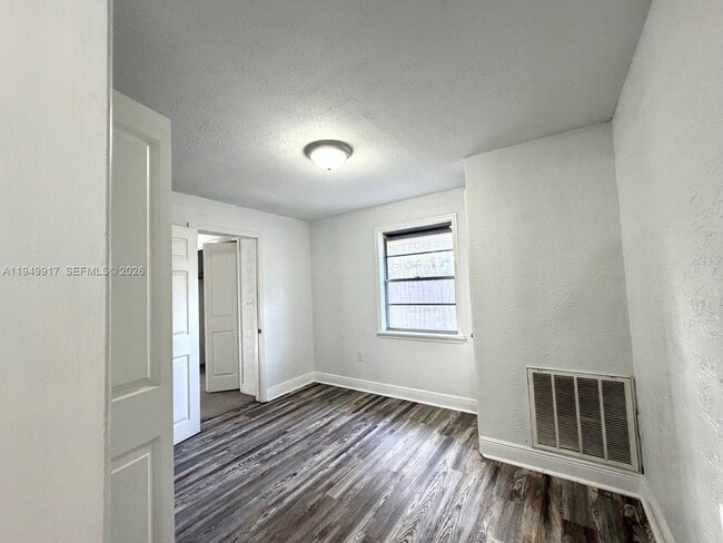 Building Photo - 565 Forrest Dr