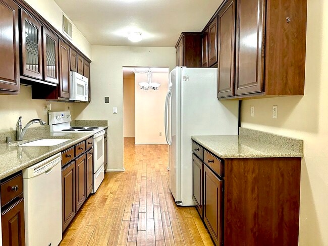 Building Photo - 1818 E Shorewood Blvd