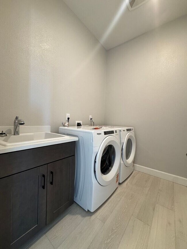 Building Photo - 1521 Golf Club Dr