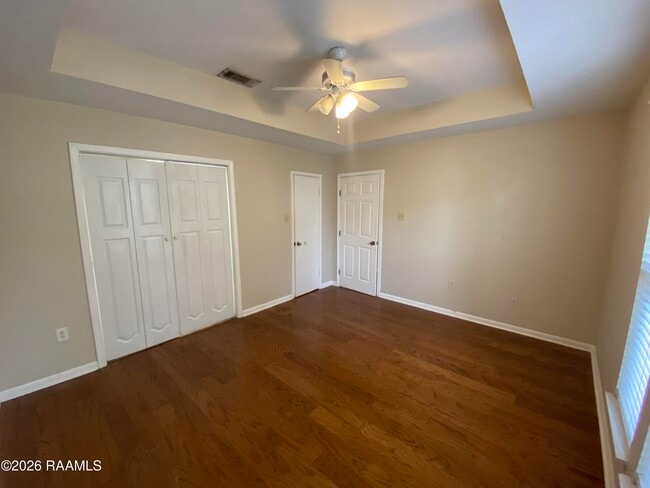 Building Photo - 5133 Sleepy Hollow Dr